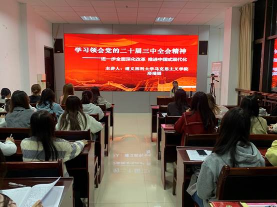 餐厅里的人们描述已自动生成